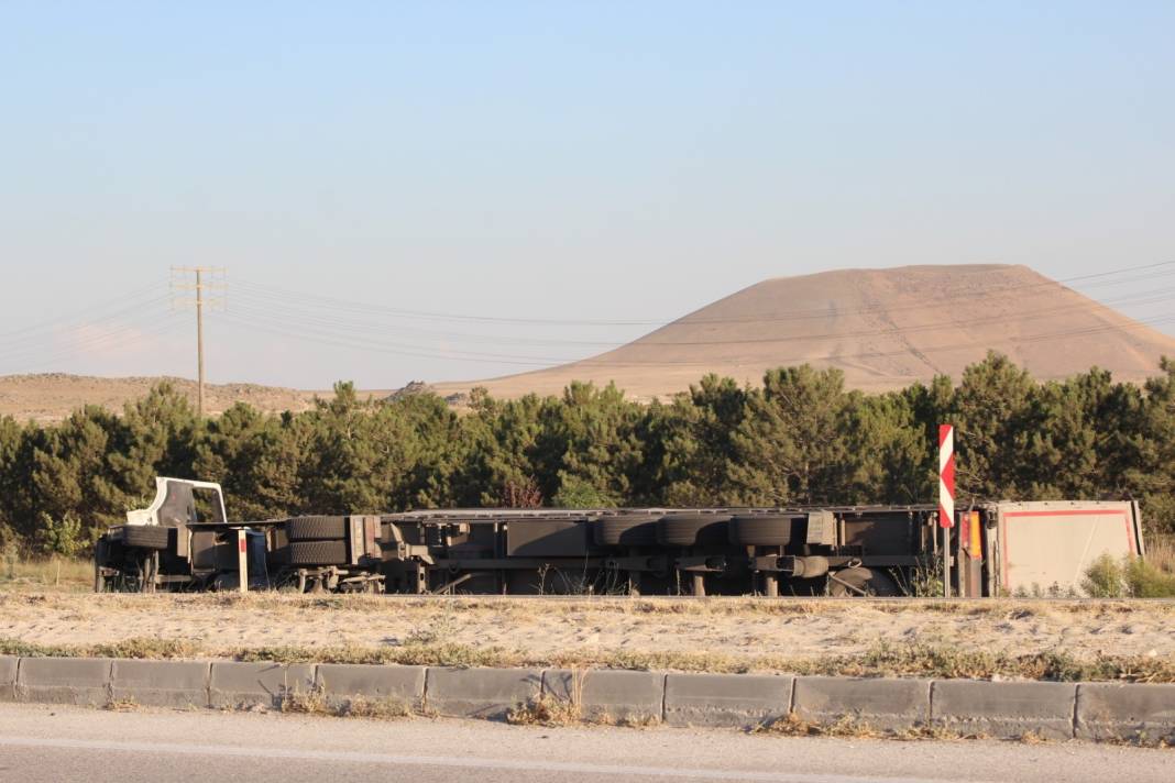 Konya'da TIR devrildi! 3